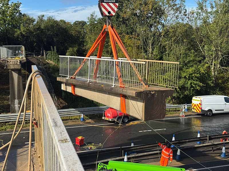 severing-180-ton-footbridge-on-a21