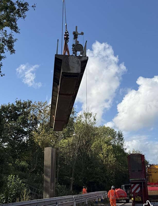 severing-180-ton-footbridge